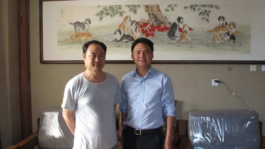 艺术总监高润祥(左)与赵亮博士在张永权狗年画狗作品前合影留念