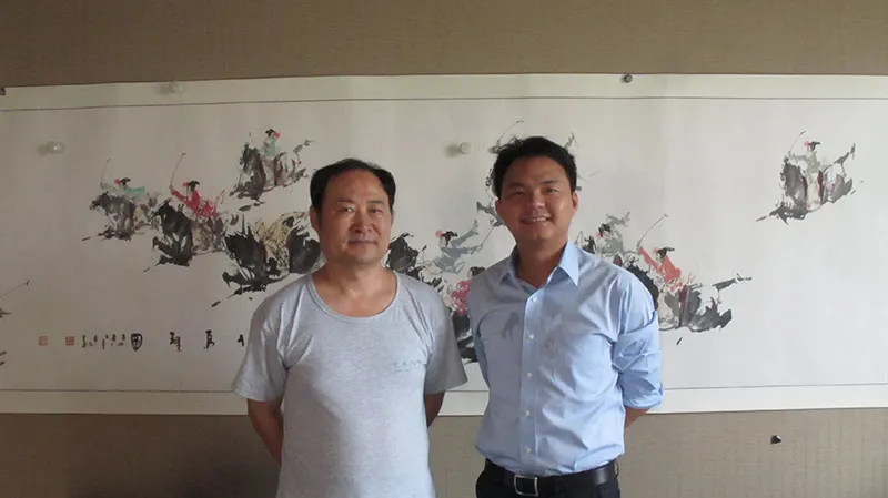 艺术总监高润祥(左)与赵亮博士在马球图前合影留念