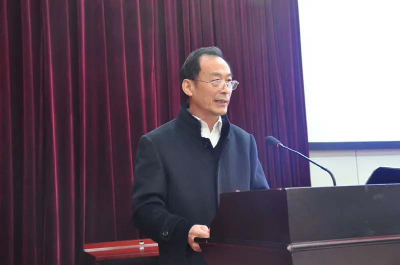 兜底儿网(国内)会员俱乐部组织委员会会长韩宗海主持会议