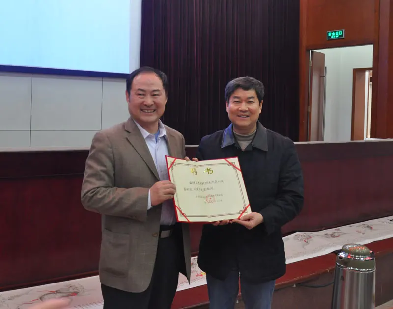 兜底儿网艺术总监高润祥为北京中医药大学原校长 著名中医学家高思华教授颁发聘书,聘请他担任兜底儿网签约艺术家、收藏家健康顾问。