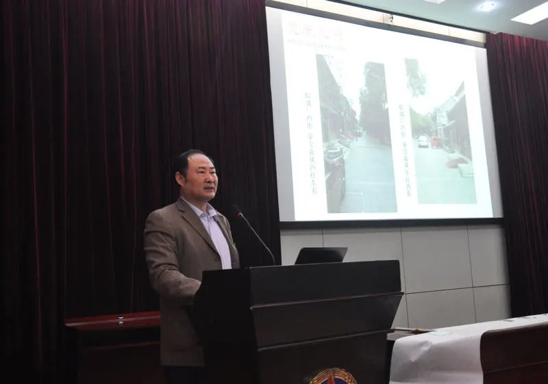 兜底儿网艺术总监高润祥在会上作的《寒冷的冬季与温暖的春天——2016对未来书画市场的分析与思考》专题报告