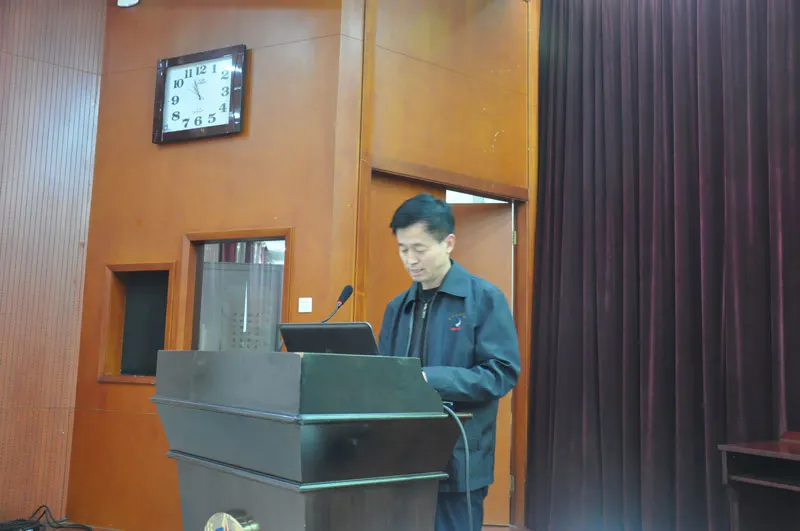 兜底儿网顾问卫转业宣读了对兜底儿网2015年度优秀艺术家,优秀会员和优秀工作人员的表彰通报