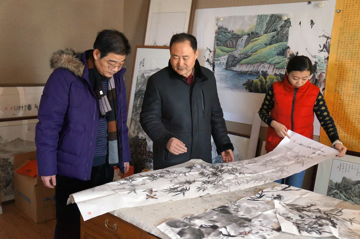 兜底儿网艺术总监高润祥(中)就高运义老师(左)的作品提出自己的看法