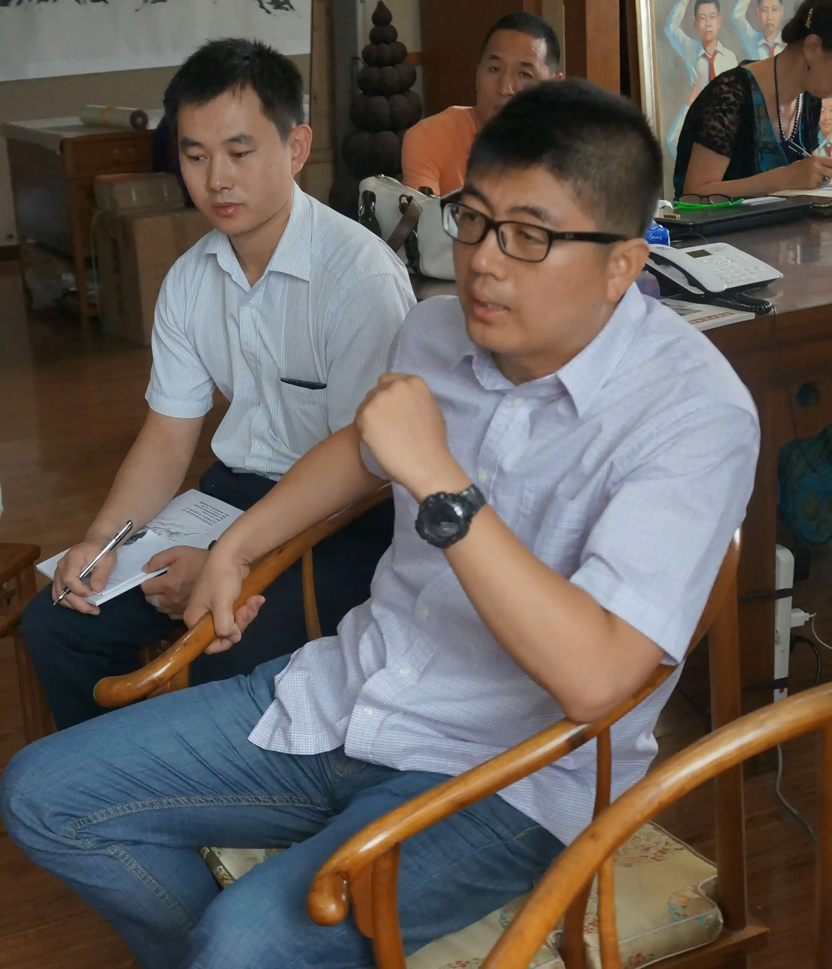 山东文化产权交易所副总经理王迎波(右)、艺术品交易中心主任孙钦远