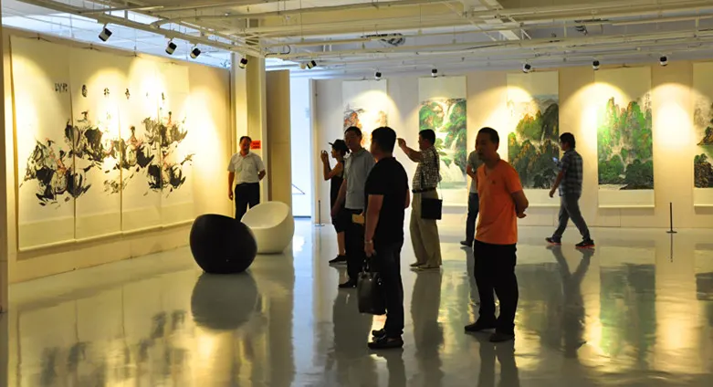 热闹的展示大厅