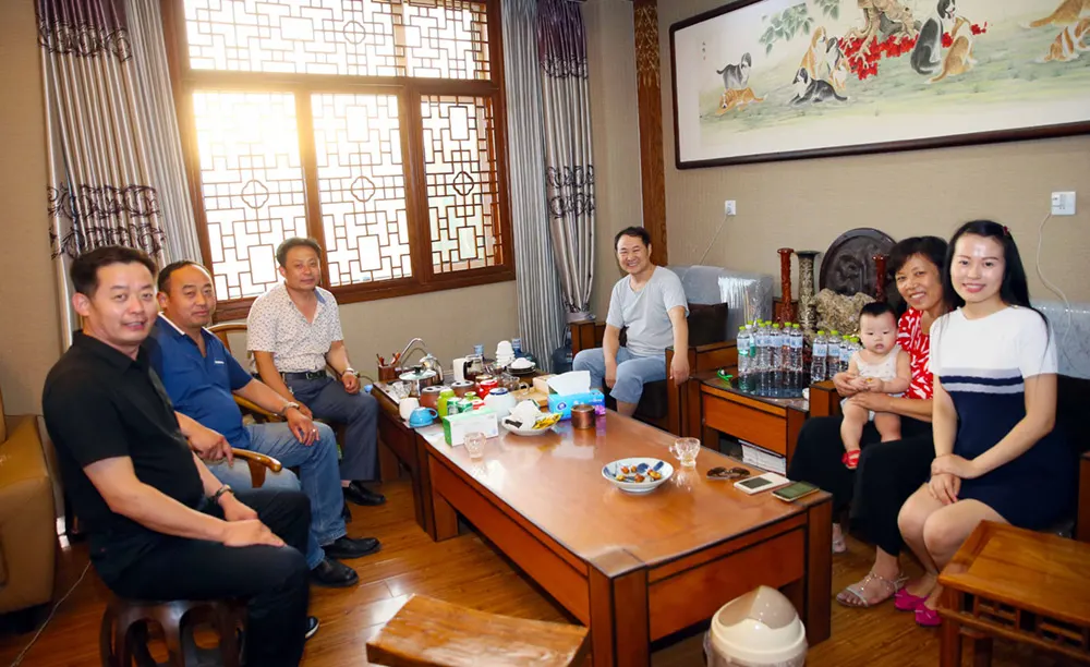 郭荣荣(右一)及父母亲人一行拜访兜底儿网