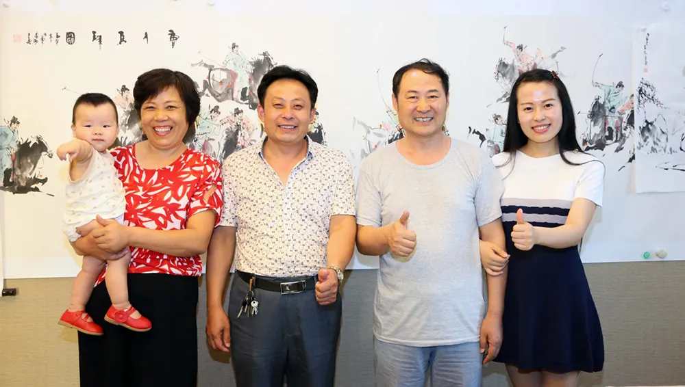 郭荣荣及父母与兜底儿网艺术总监高润祥