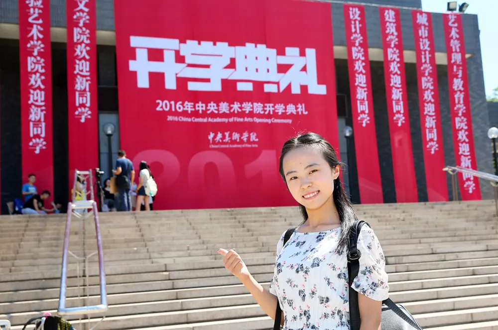 郭荣荣在学校开学典礼上