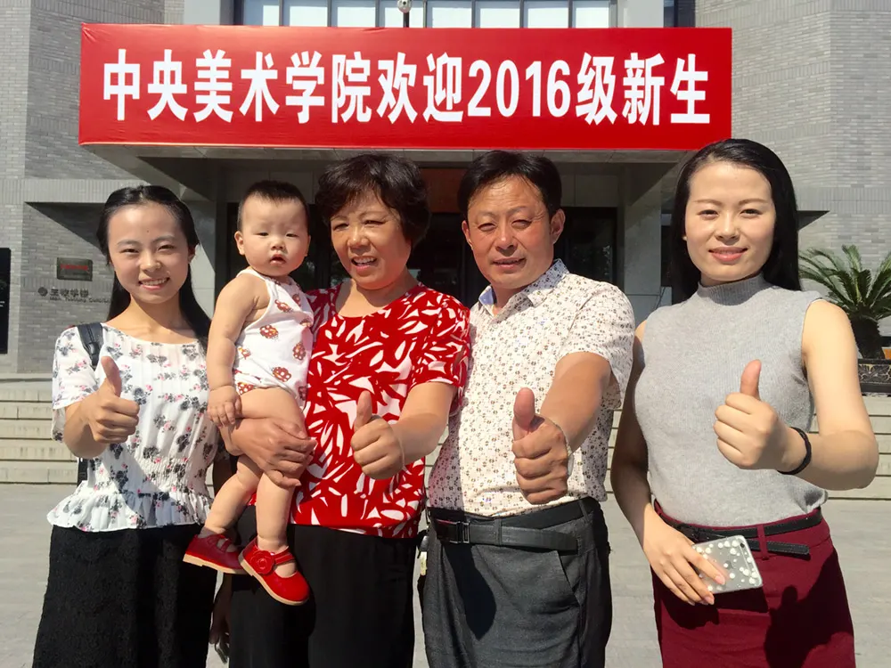 郭荣荣及父母亲人一行在学校开学典礼上