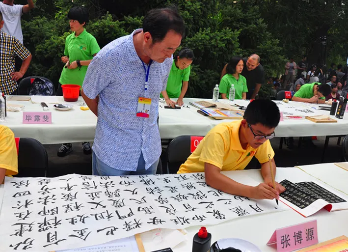 高润祥现场与小书法家互动