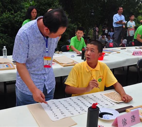高润祥现场与小书法家互动