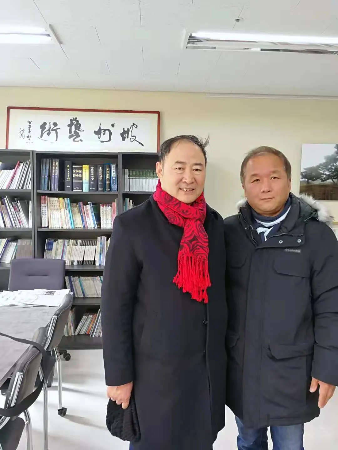 访问团成员风采之高润祥与韩国著名雕塑家安光洙教授在艺术局办公室留影