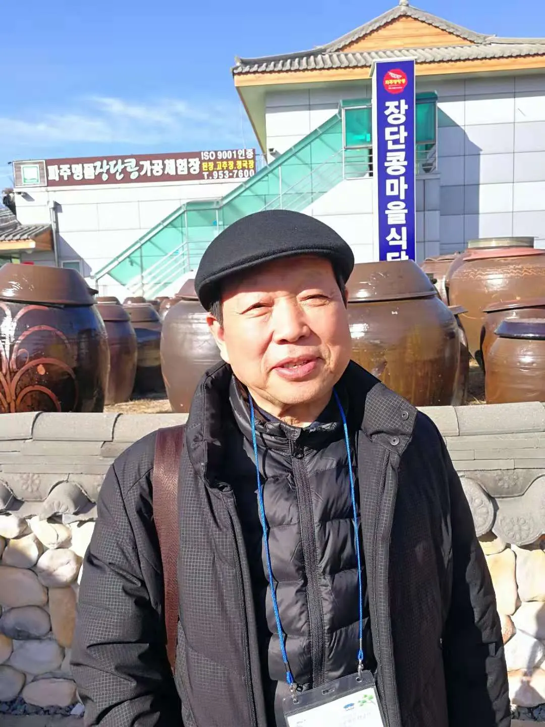 访问团成员风采之鲁德林在板门店附近的和平村豆腐宴留影