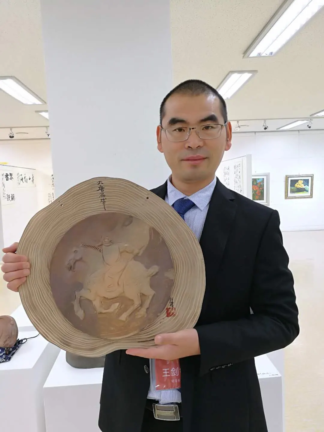 访问团成员风采之王剑锋在坡州艺术中心展览现场留影