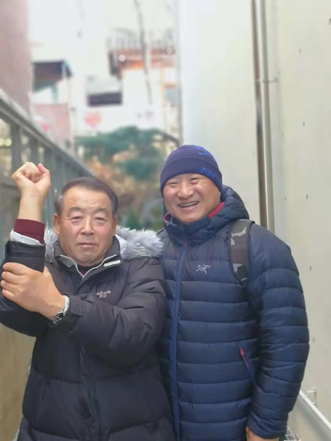 访问团成员风采之金亨基在秀肌肉