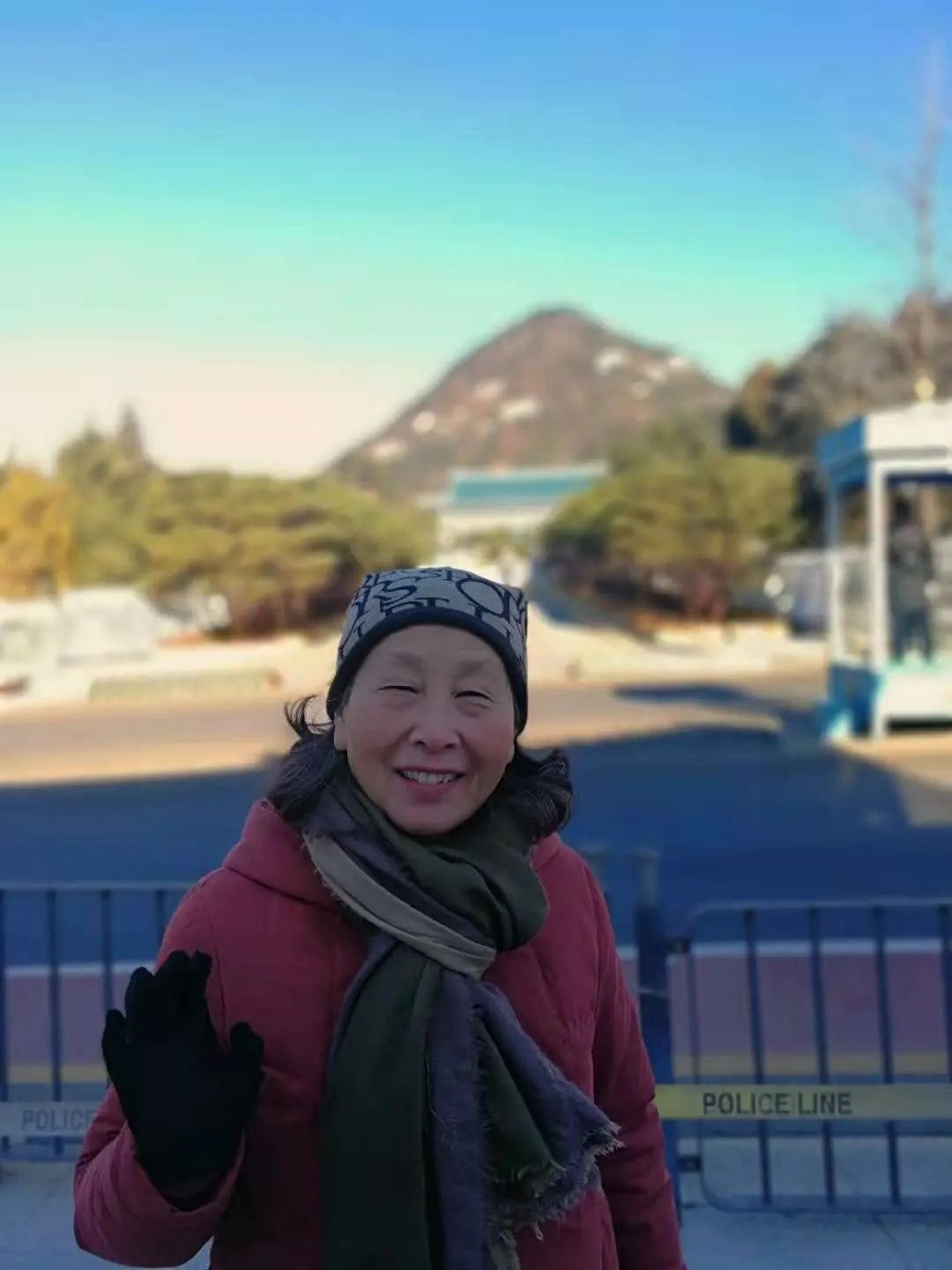 访问团成员风采之葛萍在青瓦台留影