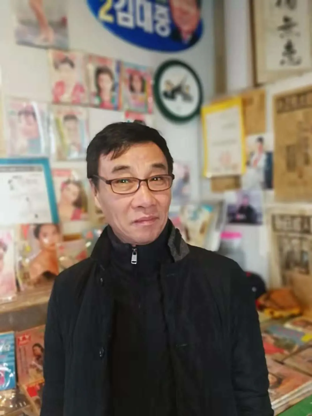 访问团成员风采之李成焕在古玩店留影