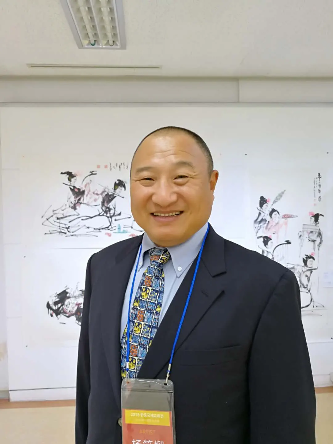 访问团成员风采之杨笑柳在坡州艺术中心展览现场留影